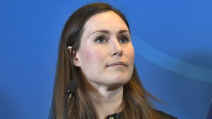 Statsminister Sanna Marin (SDP) var glad över att Samlingspartiet har gått in för att stöda regeringens lagförslag. Sanna Marin tittar uppåt på en pressträff i Harpsund efter möte med Stefan Löfven.