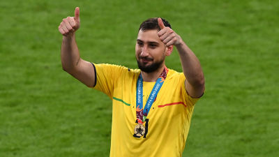 Gianluigi Donnarumma visar tummarna upp.
