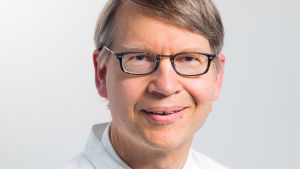 Tero Kivelä, ögonläkare vid HUS, önskar att folk skulle fira på annat sätt än med raketer. Ögonläkare Tero Kivelä HUS