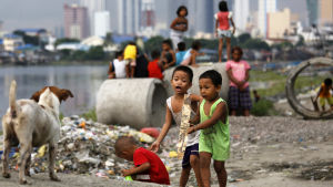 Två miljarder barn bor i områden där luftföroreningar klart överstiger WHO:s gränsvärden. Dessa barn bor i en slum i Filippinernas huvudstad Manila Två miljarder barn bor i områden där luftföroreningar klart överstiger WHO:s gränsvärden. Dessa barn bor i en slum i Filippinernas huvudstad Manila