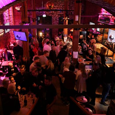 Wallis' Karaoke Bar -ravintolassa tarkastettiin asiakkaiden koronapassit tartuntatautilain muutoksen tultua voimaan perjantain ja lauantain välisenä yönä Helsingissä 16. lokakuuta 2021.