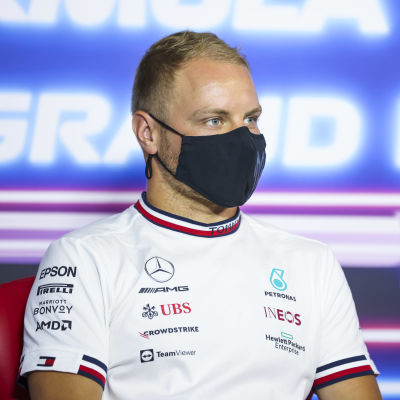 Valtteri Bottas intervjuas av media.