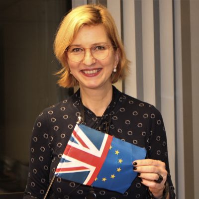 EU-parlamentarikern Irina von Wiese fotograferad med en flagga som är en kombination av EU:s och Storbritanniens flaggor. 