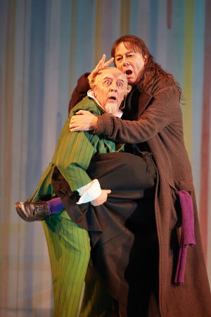 Sevillan parturi (Royal Opera House). José Fardilha (Tohtori Bartolo) ja Ferruccio Furlanetto (Don Basilio).