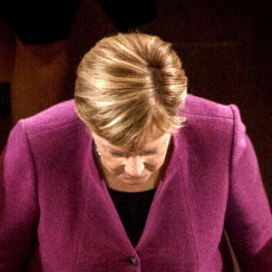 Tysklands förbundskansler Angela Merkel lämnar katedralen i Berlin.