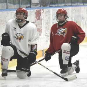 Spelarna lyssnar på direktiv från tränaren.