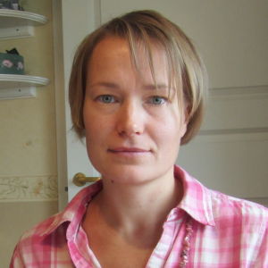 Linda Karlström istuu pöydän ääressä.