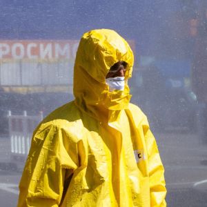 Person i gul skyddsutrustning. Räddningsövning i staden Zaporizjzja den 17 augusti 2022, i händelse av en möjlig  incident vid kärnkraftverket.