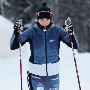 Anni Lindroos åker skidor på träning i Pargas 2022.