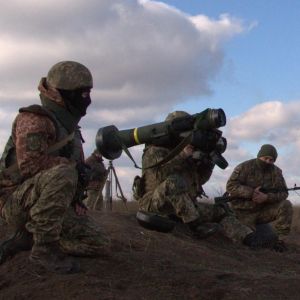 Ukrainas försvarmakt avfyrar en Javelin-robot.