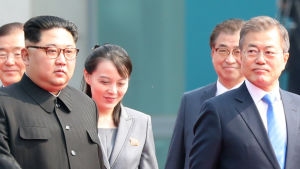 Kims yngre syster Kim Yo-Jong mellan brodern Kim Jong-Un och Sydkoreas president Moon Jae-in. Kims yngre syster Kim Yo-Jong mellan brodern Kim Jong-Un och Sydkoreas president Moon Jae-in.