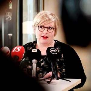Annika Saarikko puhumassa.