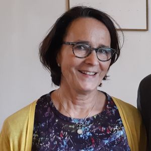 Under sin tid som musiklärare krävde Monica Henriksson inte sångprov av sina elever. Men som körledare har hon varit tvungen att be körmedlemmar sluta. Monica Henriksson och Anders Lindström står och tittar in i kameran.