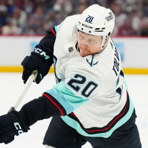 Eeli Tolvanen laukoo.