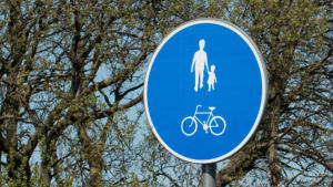 Ett blått trafikmärke för gång- och cykelbana.