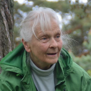 Konstnären Irmelin Sandman-Lilius med konvaljer i sin trädgård i Hangö.