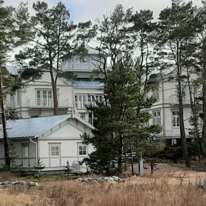 Vacker vit villa vid havet.