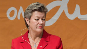 "När fyra partier med olika utgångspunkter ska samarbeta så måste det bli kompromisser eftersom vi har olika agendor", säger arbetsmarknadsminister Ylva Johansson (S). Ylva Johansson