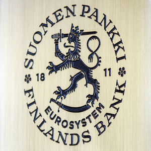 Finlands Banks logo mot en trävägg.