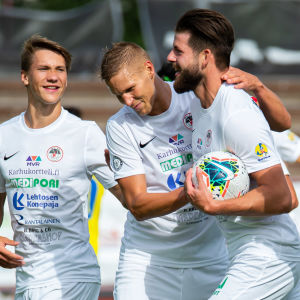 Flaggstången John Frederiksen (med bollen) är kvar i anfallet efter att ha besegrat en hjärntumör i vintras. Färöarnas gåva till division 1 blir viktig för MuSa. John Frederiksen jublar i MuSa 2020.