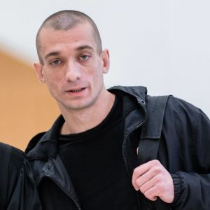 Pjotr Pavlenskij utreds för att ha deltagit i ett slagsmål under nyårshelgen, men det fallet lades på is när den nationella sexskandalen blossade upp. Pjotr Pavlenskyj.