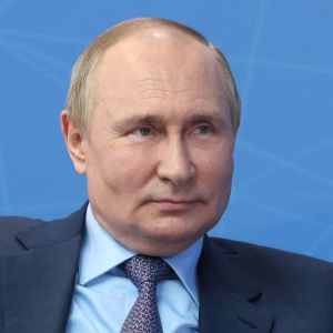 Vladimir Putin sittande tillbakalutad i en länstol.