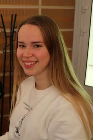 Hanken-studerande Fanny Kesti tar en paus och rycker in i militären. Tre ungdomar i en radiostudio med mikrofoner.