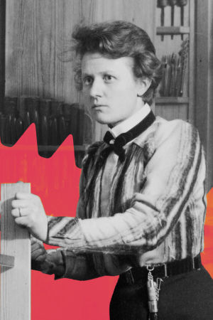 Veistonopettaja Helmi Tengén (1875-1971) työhuoneessaan Puutarhakatu 6. Opettaja Tengénillä on vyöllään roikkumassa puukko ja sahaus menossa höyläpenkin päällä.