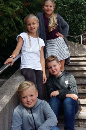 Emil Kataja, Alma Wiljanen, Christian Edelman och Vendela Hagström från Cygnaeus skola valde mat för Finnairs långdistansflyg.