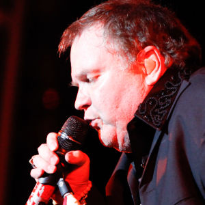 Muusikko Meat Loaf laulaa mikrofoniin.