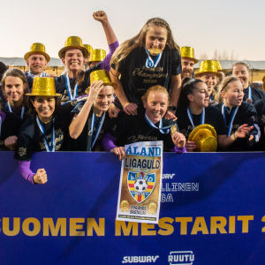Åland United säkrade guldet i sista omgången i fjol. Åland United firar ligaguld 2020.
