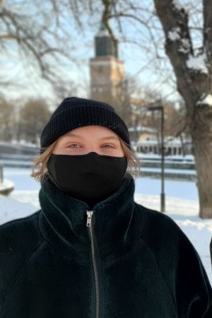 Amanda Holms lärare hade gett henne 73 poäng i fysikprovet, censorn sänkte till 54 poäng. Amanda Holm och Aare Kiviranta, två ungdomar med svarta munskydd står vid ett snöigt torg med Åbo Domkyrka och Katedralskolan i bakgrunden.