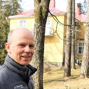 Kristian Westerholm, nuvarande husbonde på Brännbollstad gård i Ingå. Gården ägdes under kriget av tysken Arthur Schwalbe men beslagtogs av Sovjet efter fortsätningskrigets slut.