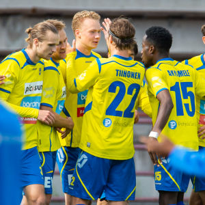 Gnistan räddade kontraktet i slutskedet av förra säsongen. Gnistanspelare firar i klunga.