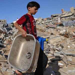 Pojkar bland ruiner till hus som bombats i Beit Hanun i norra Gaza. 21.5.2021