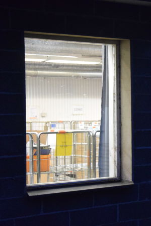 Postsorteringen i Hangö är lagd på is så länge strejken pågår. Två fönster i Hangö postterminal genom vilka man ser att verksamheten ligger nere.