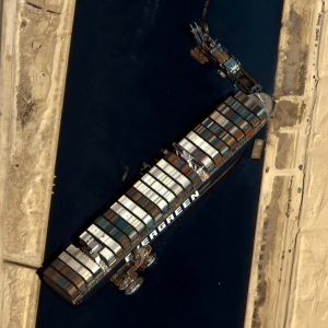 satellitfoto som visar Ever given fast i Suezkanalen. 
