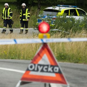 Flera personer har blivit påkörda av ett tåg söder om Hässleholm i Sverige. 