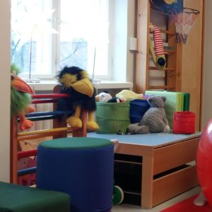 På ett terapicenter övas barnens olika färdigheter med leksaker, dockor, jumpabollar och andra stimulerande saker. På ett terapicenter övas barnens olika färdigheter med leksaker, dockor, jumpabollar och andra stimulerande saker.