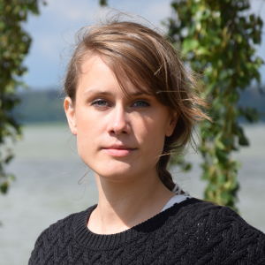 Eva-Maria Koskinen är projektledare för #FixaSkärgården. Du når henne på 0401638419/eva.koskinen@yle.fi Projektledare Eva-Maria Koskinen vid en strandbjörk