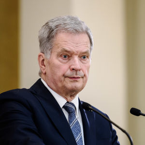 Pääministeri Sanna Marin ja tasavallan presidentti Sauli Niinistö tiedotustilaisuudessa 15. toukokuuta.
