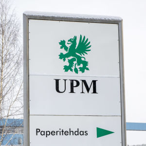 UPM Jämsänkosken paperitehtaan opastekyltti tehtaan edessä.