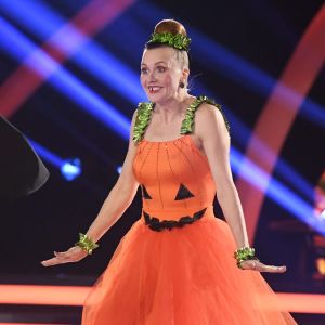 Virpi Sarasvuo och Sami Helenius dansar i direktsändning i tv-programmet Tansii tähtien kanssa (Dansar med stjärnor) på MTV3 den 25 oktober 2020.