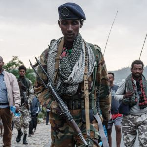 Soldater i utrustning går på en gata i Etiopien. De tillhör Tigrayrebellerna.