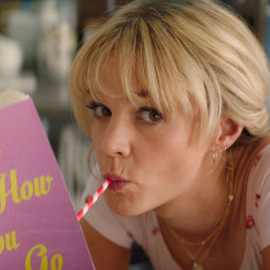 Närbild på Cassandra (Carey Mulligan) som suger på ett sugrör.