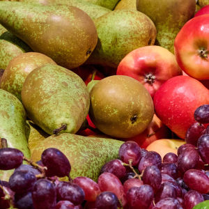 Frukter till salu i en låda i Berlin. På bilden finns päron, äpplen, vinduvor och lime.