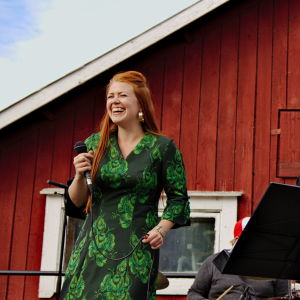 Charlotta Curves älskar att uppträda live. Charlotta Kerbs tillsammans med blåsorkester.