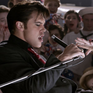 Elvis (Austin Butler) sjunger på scenen och en massa kvinnor sträcker ut sina händer mot honom.