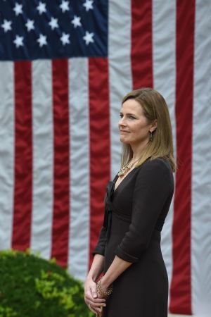 Amy Coney Barrett anser domare ska följa lagen, inte vara politiker. Trump och Coney Barrett 26.9 framför stor amerikansk flagga