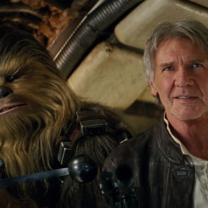 Harrison Fords Han Solo poserar med Chewbacca.